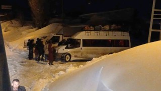 Köy yolunda mahsur kalan öğrenci servisi kurtarıldı
