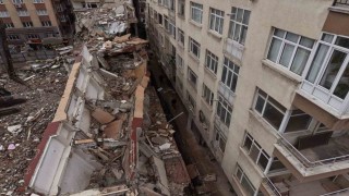 Küçükçekmecede yıkımı yapılan binadan kopan beton parçaları yan binanın üzerine düştü