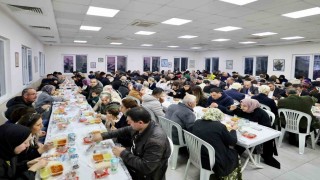 Küçükçekmeceliler, iftar sofralarında bereketi paylaşıyor