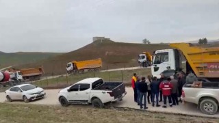 Kurtalanda ağır tonajlı araçların geçişine tepki gösteren köylüler yolu kapattı