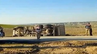 Kurtalanda hafriyat kamyonu devrildi: 1 yaralı
