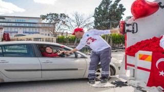 Kuşadasında çöp kamyonu sevgi dağıttı