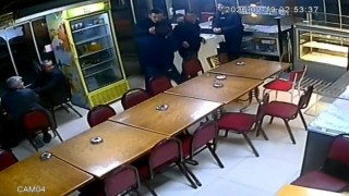 Kütahyada çay evinde bıçaklı saldırı anı kamerada: 1 ağır yaralı