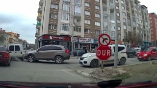 Kütahyada iki aracın çarpışması kameralara yansıdı