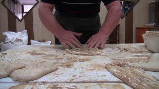 Kütahyada Ramazan ayının vazgeçilmez lezzeti: Tahinli pide
