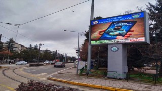 LED ekranlara hırsızlık ve dolandırıcılık uyarıları yansıtıldı