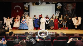 Lise öğrencileri atık malzemelerden hazırladıkları kıyafetlerle podyuma çıktı