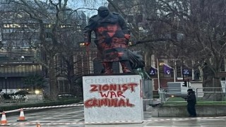 Londradaki Winston Churchill heykeline kırmızı boyalarla İsrail protestosu