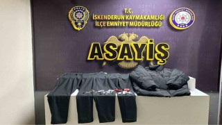 Mağazada ürünlerin alarmlarını tornavida ile sökerken yakalandı