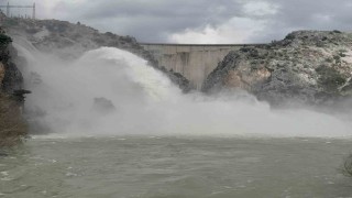 Manavgatta barajda taşkın riskine karşı su tahliyesi
