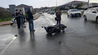 Manavgatta otomobille çarpışan motosikletli yaralandı