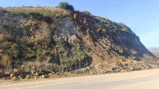 Manavgatta yol güvenliğini tehdit eden dev kaya parçalanıp kaldırıldı
