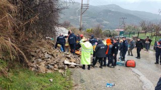 Manisada aşırı yağmurlardan istinat duvarı çöktü: 1 ölü