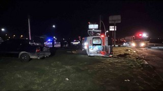 Manisada otomobil ile ambulans çarpıştı: 5 yaralı