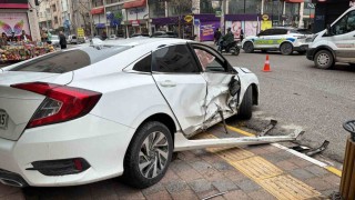 Mardinde otomobiller çarpıştı: 2 yaralı