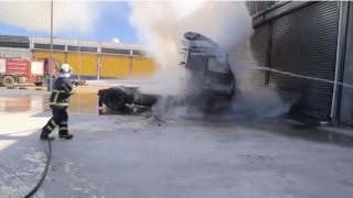 Mardinde park halindeki tırın çekicisi yandı