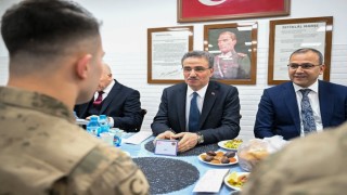 Mehmetçikle iftar yaptılar