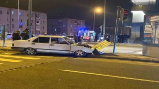 Melikgazide iki otomobil kavşakta çarpıştı