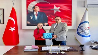 Menteşeli Azra İstiklal Marşı okuma yarışmasında Türkiye birincisi oldu