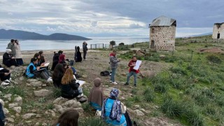 Menteşenin gönüllü gençlerinden Bodrumda sanat çıkartması