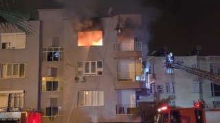 Mersinde ev alev alev yandı