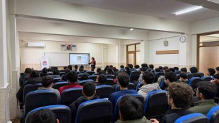Mersinde gençlere dijital farkındalık semineri