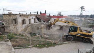 Mersinde metruk bina kontrollü şekilde yıkıldı