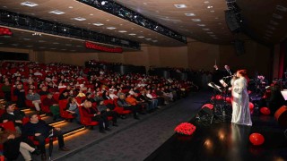 Mersinde Sevgililer Gününe özel Ajda Pekkan şarkıları konseri