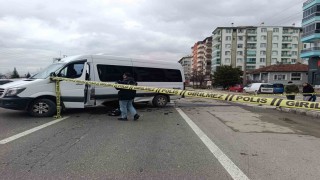 Minibüsün altına giren motosikletin sürücüsü ağır yaralandı