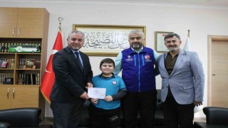 Minik Alparslan kumbarasını Kuran Kursu için açtı