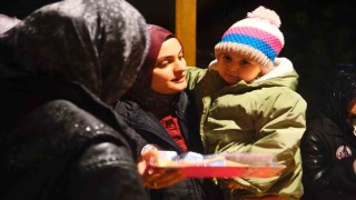 Minik Hümeyraya umut olmak için evinin önünde sürpriz yaptılar