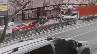 Motosiklet dönüş yapan kamyonete ve park halindeki otomobile çarpıp takla attı