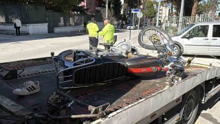 Motosiklet kavşağa kontrolsüz girerek otomobile çarptı: 1i ağır 2 yaralı