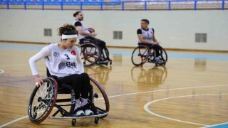 Motosiklet kazasında engelli kalan genç kız, hayata basketbolla tutundu