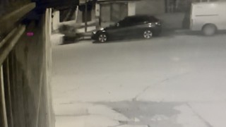Motosiklet önce yayaya ardından duvara çarptı: 3 yaralı