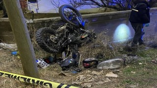 Motosiklet otomobille kafa kafaya çarpıştı: 1 ölü, 2 yaralı