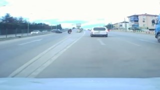 Motosiklete çarpmamak için direksiyonu kırdı, otomobil refüje çarptı