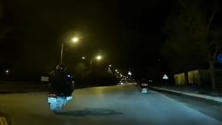 Motosikletinin önünü kaldırarak seyreden sürücü trafiği tehlikeye attı
