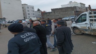 Motosikletle kamyonet çarpıştı: 2 yaralı