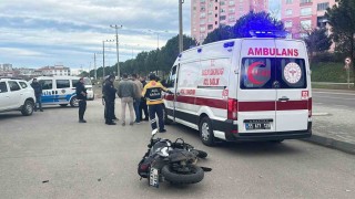 Motosikletle otomobil çarpıştı: 2 yaralı