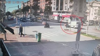 Motosikletli kamyonetin altında kalmaktan son anda kurtuldu