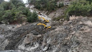 Muğla Büyükşehir ekiplerinden yaşanan heyelana anında müdahale