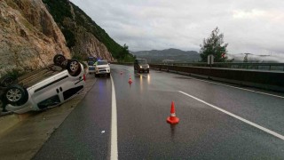 Muğlada kontrolden çıkan kamyonet takla attı:1 yaralı