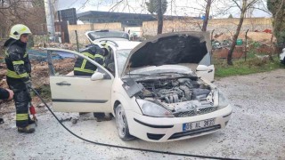 Muğlada park halindeki otomobil alev aldı