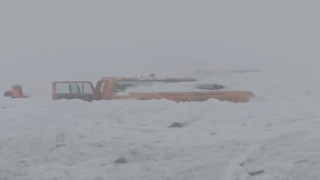 Muş-Kulp kara yolunda iş makinesinin üzerine çığ düştü