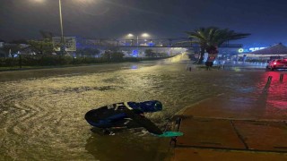 MUSKİ ekipleri gece boyunca tıkanan mazgalları açtı