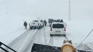 Muşta fırtına nedeniyle mahsur kalan 3 araç kurtarıldı