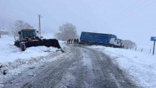 Muşta tır iş makinesine çarptı: 1 yaralı