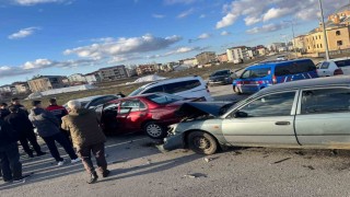 Muşta zincirleme kaza: 4 araç birbirine girdi