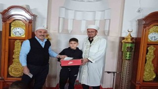Namaza gelen çocuklar hediyeyle sevindirildi